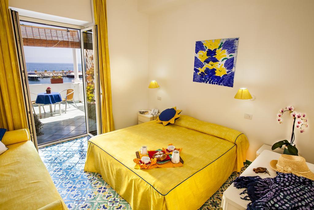Hotel La Sirenella Lacco Ameno  Екстериор снимка